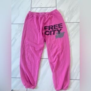 Super cute, trendy and comfortable #freecity sweatpants!!#preppy #pinksweatpants